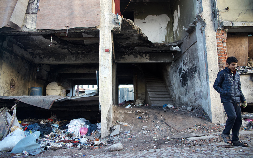 Jaber, Sultan ve Rehmat, İstanbul’un Fatih mahallesinde böyle yıkık dökük evlerde yaşıyorlar. (Foto: Emma Loy)